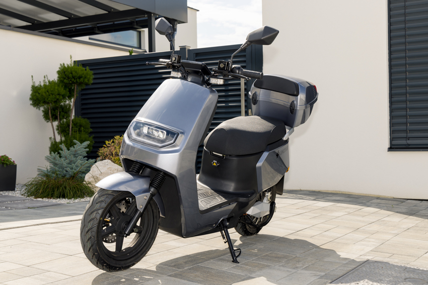 Elektrický moped UNIZDRAV e-City, jednobateriový
