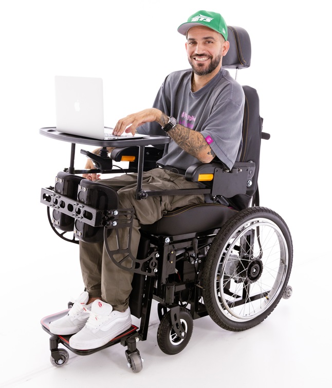 Elektrický invalidní vozík s vertikálním zdvihem