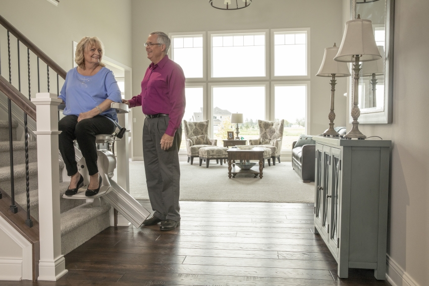 Židlový výtah Elan s rovnou kolejnicí