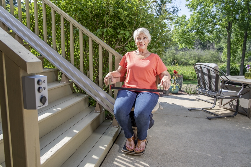 Židlový výtah Elite s rovnou kolejnicí