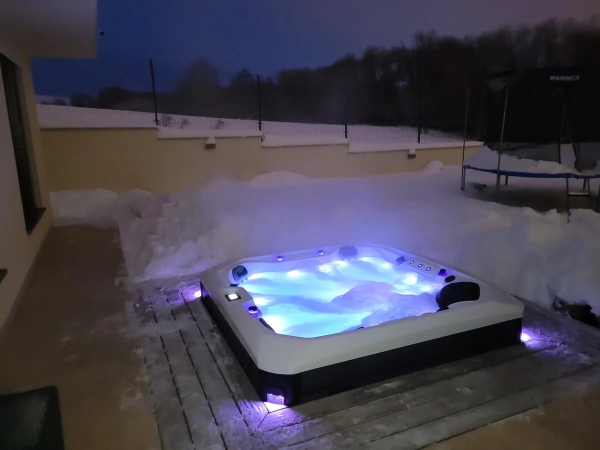 Celoroční vířivka na terase se sněhem.