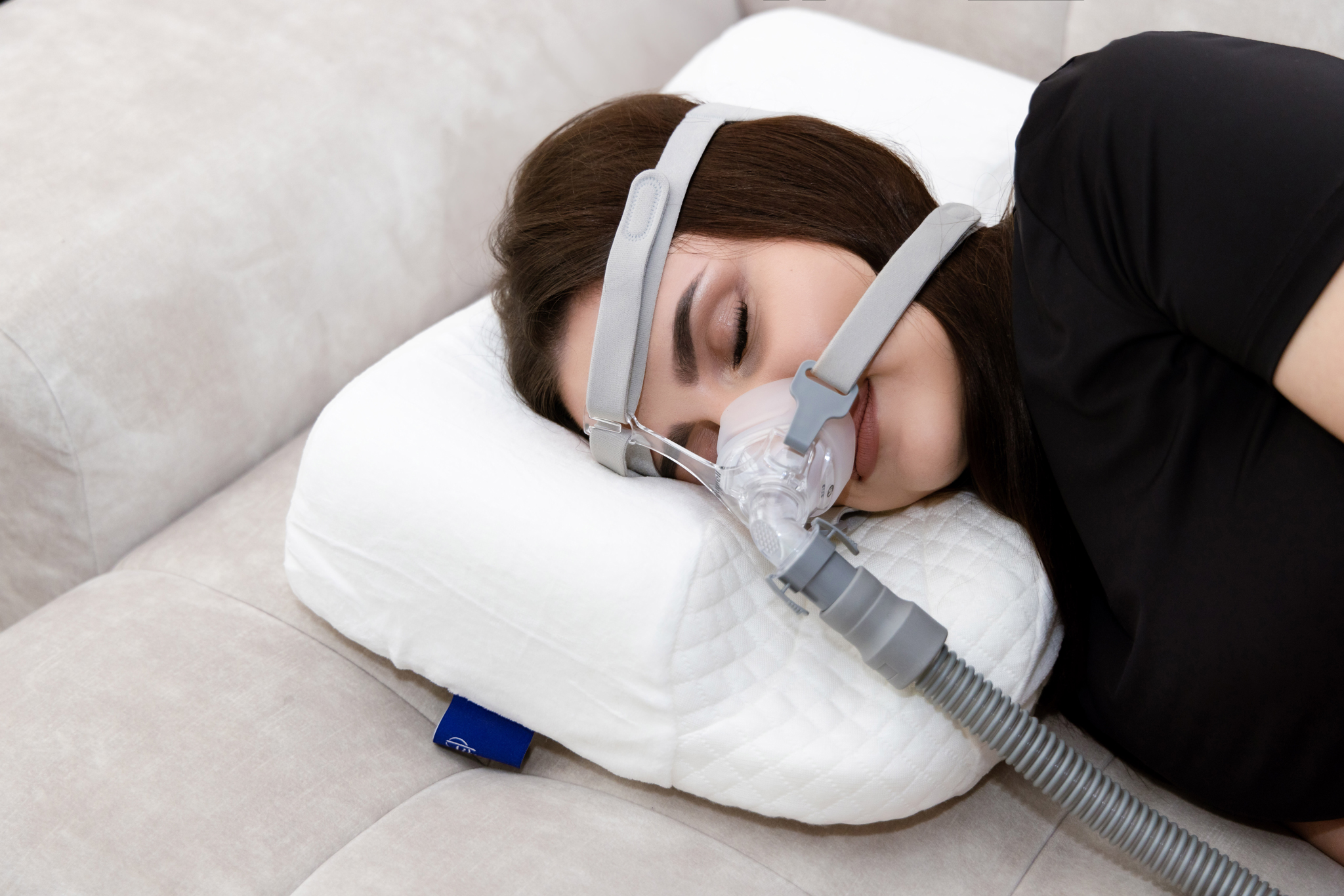 Ortopedický polštář s výřezem pro spánek s CPAP maskou