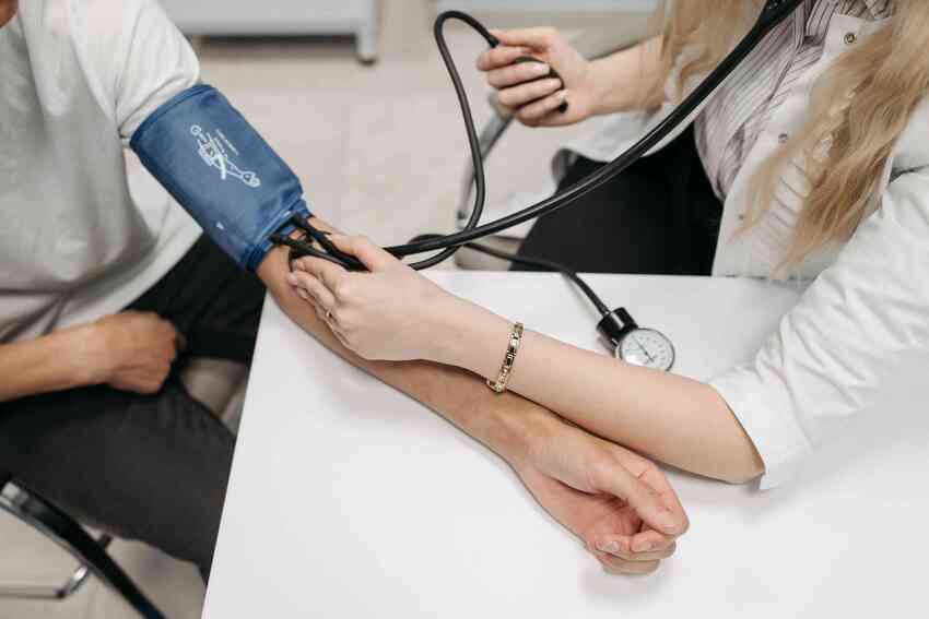 Lékařka měří krevní tlak.