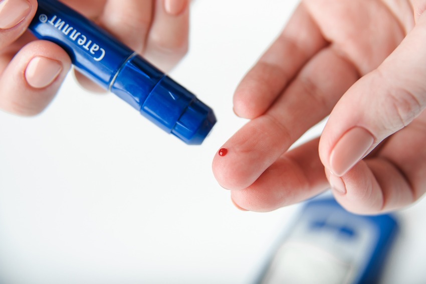 Měření hladiny cukru v krvi pomocí glukometru.