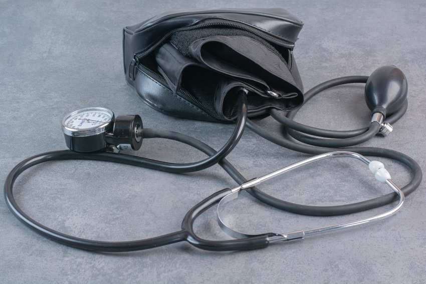 Stetoskop a tlakoměr.