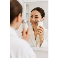 Masážní prístroj na tvář a krk s funkcí EMS