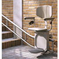 Židlový výtah Unizdrav se zatočenou kolejnicí