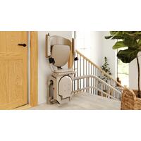 Židlový výtah Unizdrav se zatočenou kolejnicí