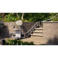 Židlový výtah Unizdrav se zatočenou kolejnicí