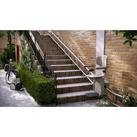 Židlový výtah Unizdrav se zatočenou kolejnicí