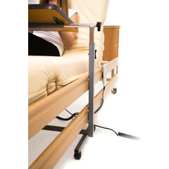 Lůžkový stolek k posteli