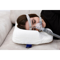Ortopedický polštář s výřezem pro spánek s CPAP maskou