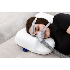 Ortopedický polštář s výřezem pro spánek s CPAP maskou
