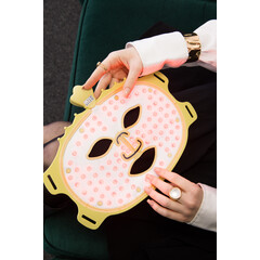 GOLD LED maska ​​se světelnou terapií UNIZDRAV