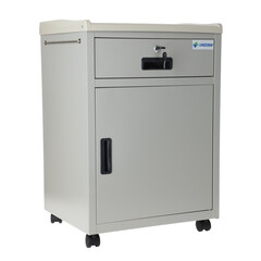 Noční stolek MEDIK kov - ŠKRÁBANCE NA ROHU STOLKU