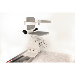 Židlový výtah Elan s rovnou kolejnicí