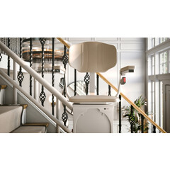 Židlový výtah Unizdrav se zatočenou kolejnicí