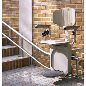 Židlový výtah Unizdrav se zatočenou kolejnicí