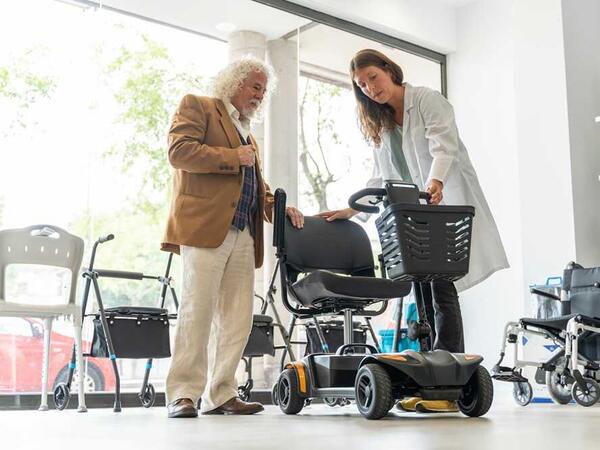 Svoboda pohybu: jak vybrat elektrické vozítko pro seniora