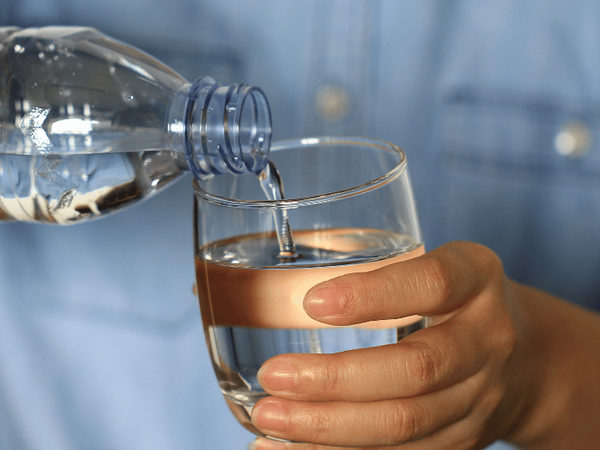 Účinky vodíkové vody: na co je dobrá, jak ji vyrobit a jaké množství pít