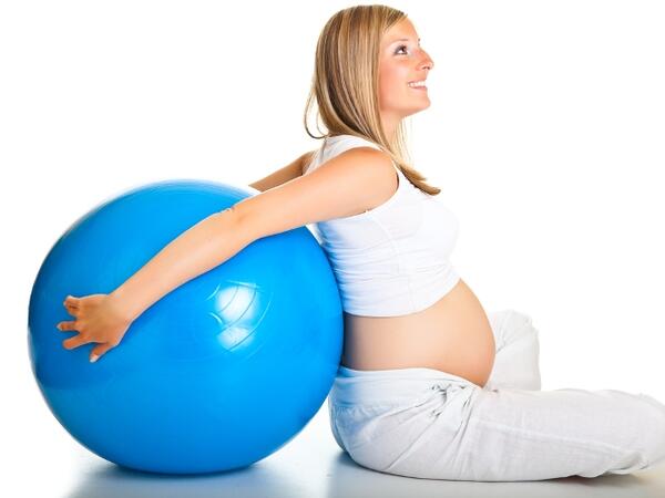 Cvičení s fit míčem v těhotenství .