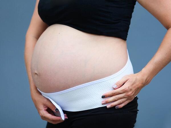 Proč používat těhotenský podpůrný pás