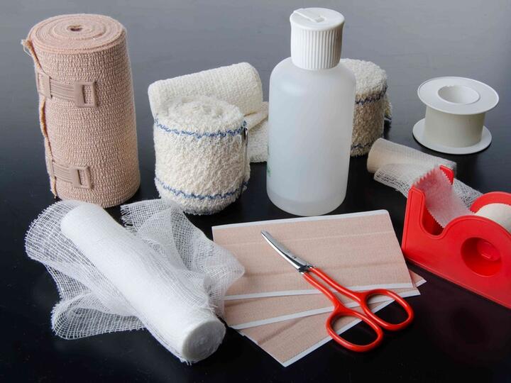 Jaký je rozdíl mezi obvazem a obinadlem?