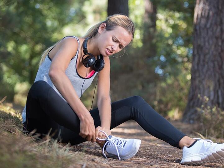 Jak na podvrtnutý kotník: první pomoc a prevence