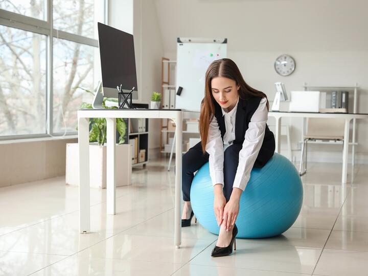 Naučte se sedět a cvičit na gymnastickém míči