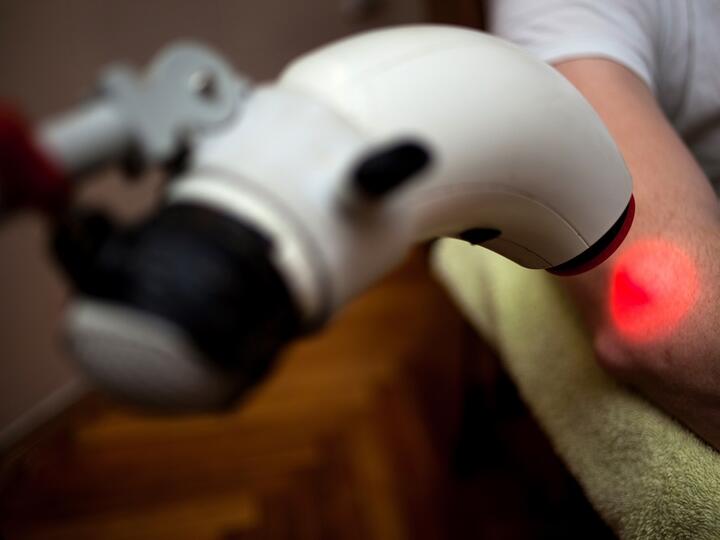 Účinky infralampy: objevte benefity léčby světlem