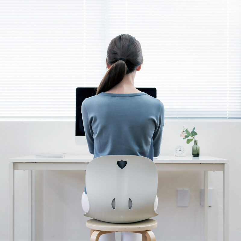 Ergonomická opěrka pro správné držení těla Curble Chair Wider, šedá