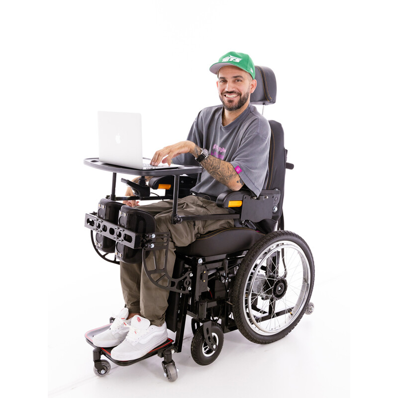 Elektrický invalidní vozík s vertikálním zdvihem