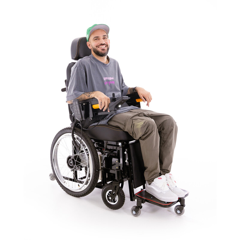 Elektrický invalidní vozík s vertikálním zdvihem