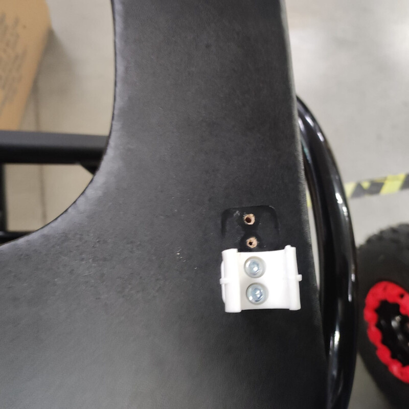 Toaletní židle skládací UNIZDRAV - POŠKOZENÍ NA SEDÁKU V MÍSTĚ ÚCHYTU