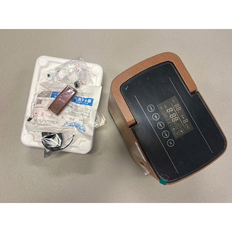 Kyslíkový koncentrátor s hlasovým výstupem UNIZDRAV, 7 l/min, imitace dřeva (Používaný kus)